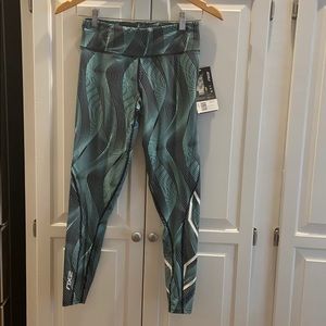 NWT- 2XU athletic tight/legging